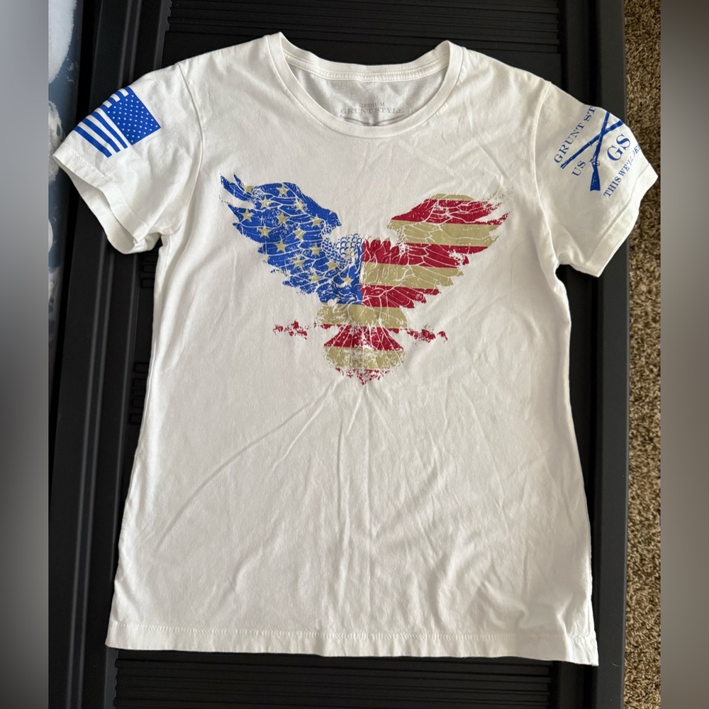 Women’s Grunt Style White Graphic Tee Size M


#0013